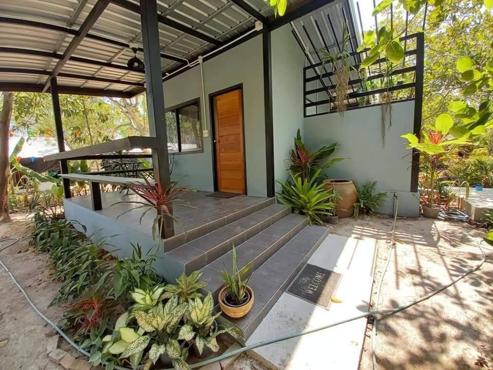 Appartamento Farm Madame Fleur Petchaburi Esterno foto
